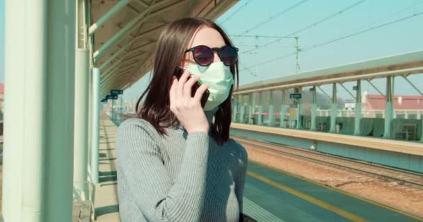 Vrouw Met Gezichtsmasker Aan Telefoon Het Station — Stockvideo