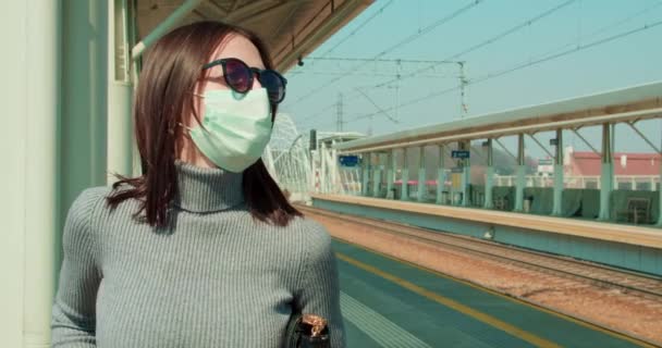 Vrouw Met Gezichtsmasker Aan Telefoon Het Station — Stockvideo