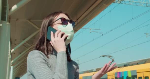 Tren Istasyonunda Maskeli Bir Kadın Telefonla Konuşuyor — Stok video