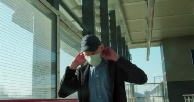 Adam maskesini çıkarıyor.