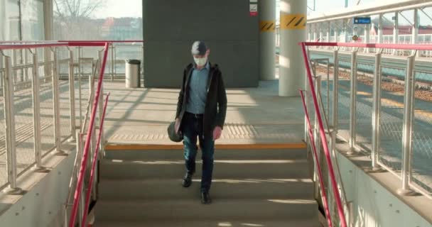 Mann Mit Gesichtsmaske Geht Treppe Hinunter — Stockvideo