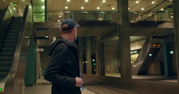Man Met Gezichtsmasker Wachtend Station — Stockvideo