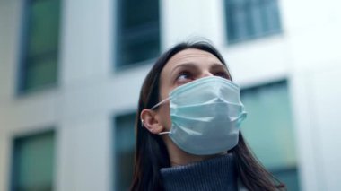 Koruyucu maskeli bir iş kadını