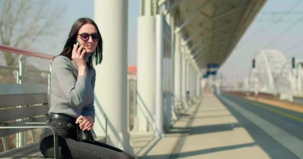 Mujer Esperando Tren — Vídeo de stock