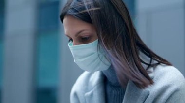 Koruyucu maskeli bir iş kadını