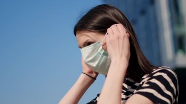 Koruyucu maskeli bir iş kadını
