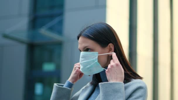 Zakenvrouw Met Beschermend Masker — Stockvideo