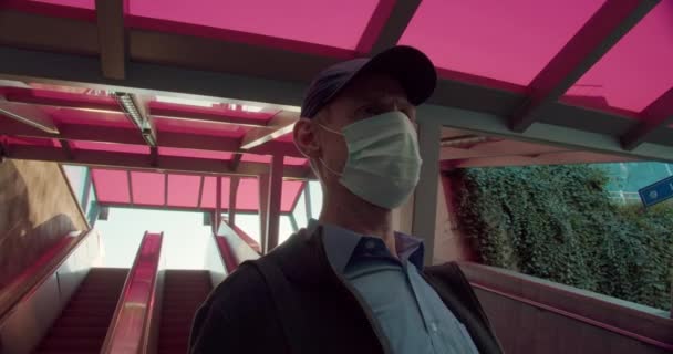 戴面具的男人站在楼梯前 — 图库视频影像