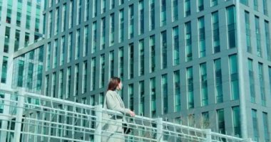 İş bölgesinde maskeli bir kadın duruyor.