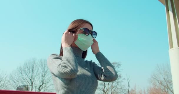 Mujer Quitándose Máscara Facial Estación Tren — Vídeos de Stock