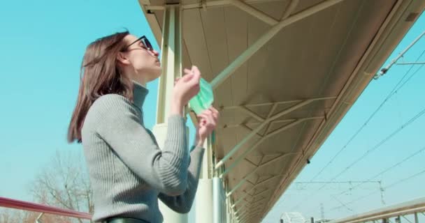 Mulher Colocando Máscara Facial Estação Ferroviária — Vídeo de Stock