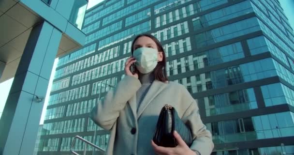 商务区戴面具打电话的女人 — 图库视频影像