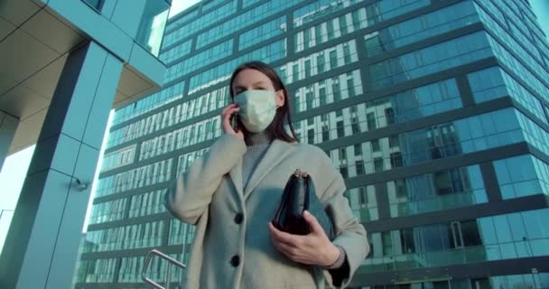 Žena Masce Mluví Telefonu Obchodní Čtvrti — Stock video