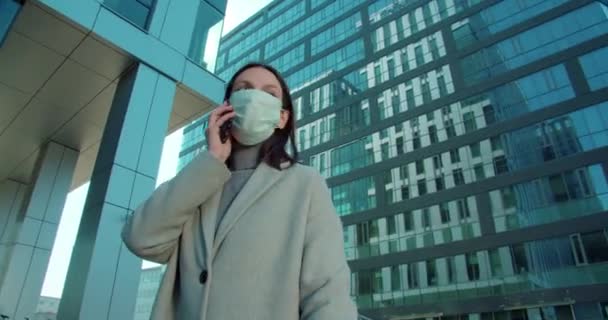 Žena Masce Mluví Telefonu Obchodní Čtvrti — Stock video