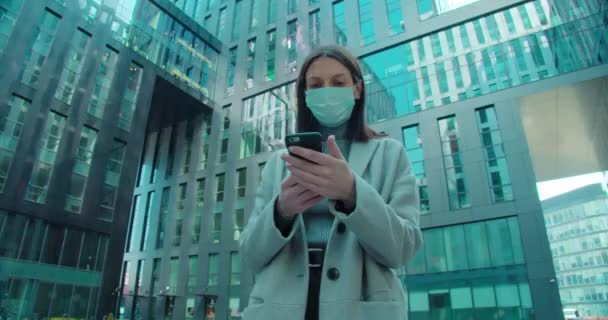 Woman Face Mask Standing Business District — Stock Video