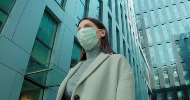 Frau Mit Gesichtsmaske Steht Geschäftsviertel — Stockvideo