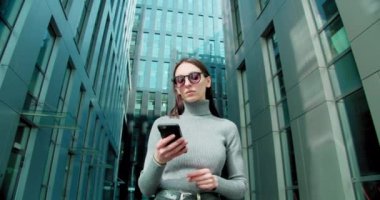 İş bölgesinde ayakta duran kadın