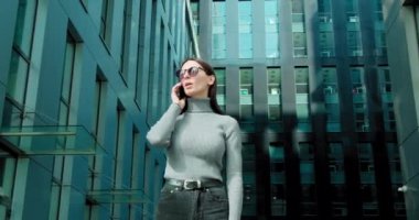 İş bölgesinde ayakta duran kadın