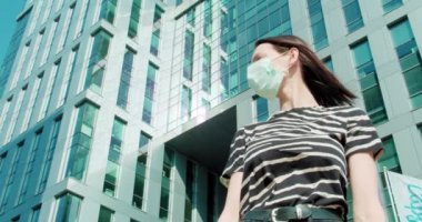 İş bölgesinde ayakta duran kadın