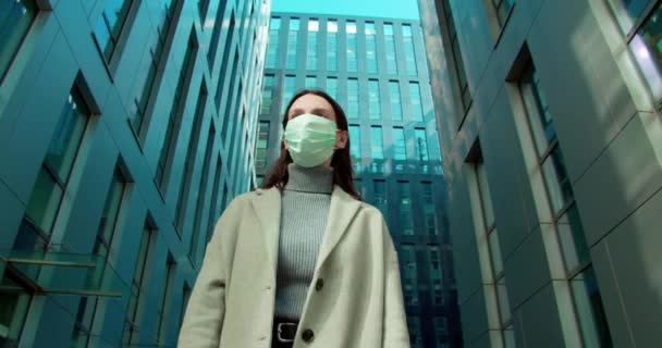 Vrouw Het Gezicht Masker Wandelen Het Zakendistrict — Stockvideo