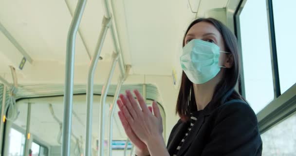 Frau Mit Gesichtsmaske Straßenbahn Unterwegs — Stockvideo