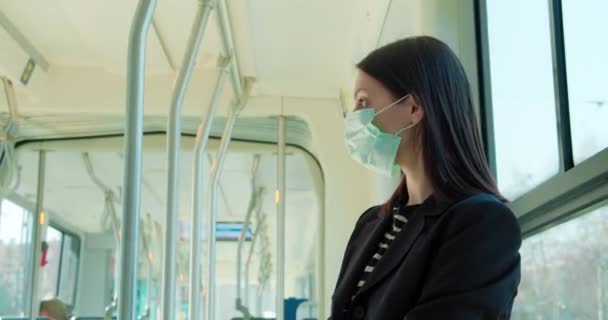 路面電車に乗る顔のマスクの女性 — ストック動画