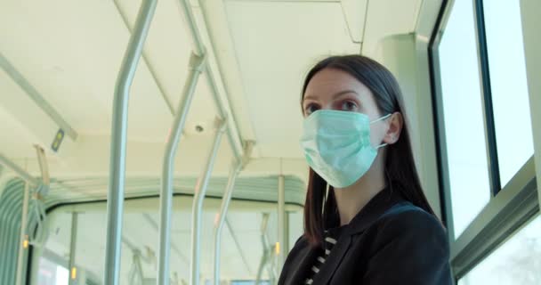 路面電車に乗る顔のマスクの女性 — ストック動画