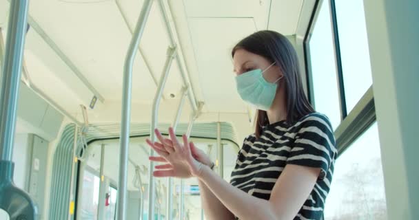 戴面具坐电车旅行的女人 — 图库视频影像
