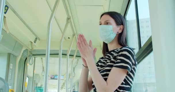 Vrouw Het Gezicht Masker Reizen Tram — Stockvideo