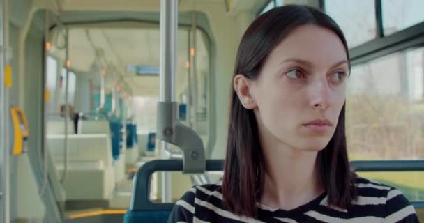 Frau Mit Gesichtsmaske Straßenbahn Unterwegs — Stockvideo