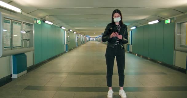 Donna Che Indossa Una Maschera Protettiva Alla Stazione — Video Stock