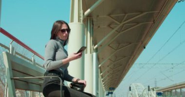 Bankta oturan kadın