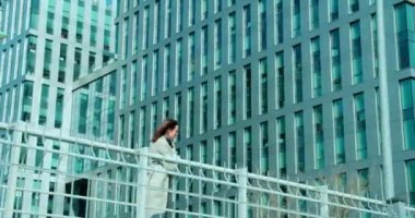 İş bölgesinde ayakta duran kadın