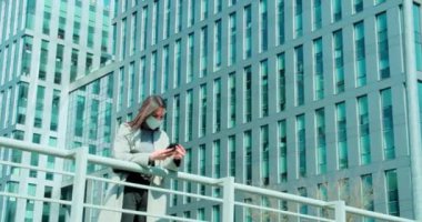 İş bölgesinde telefon kullanan maskeli bir kadın.