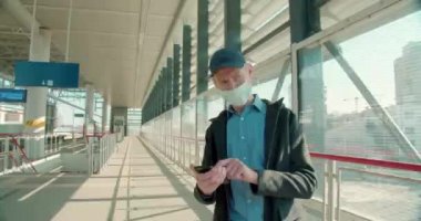 Koruyucu maskeli adam