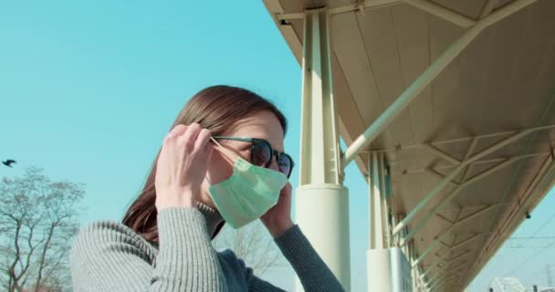 Vrouw Zet Gezichtsmasker Bij Het Station — Stockvideo