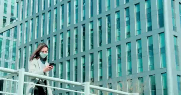 Жінка Масці Обличчя Використовуючи Телефон Діловому Районі — стокове відео