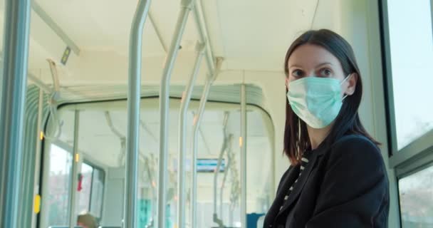 Mujer Con Máscara Facial Viajando Tranvía — Vídeos de Stock