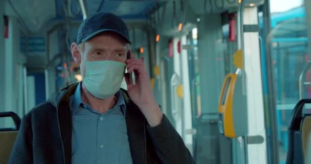 戴面具的男子乘电车旅行 — 图库视频影像