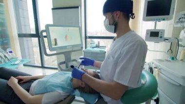 Dişçi hastaların dişlerini tarıyor