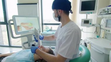 Dişçi hastaların dişlerini tarıyor
