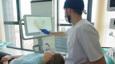 Hasta dişlerinin 3 boyutlu taramasını açıklayan diş hekimi