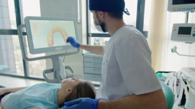 Hasta dişlerinin 3 boyutlu taramasını açıklayan diş hekimi