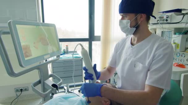 Zubař Skenuje Zuby Pacientů — Stock video