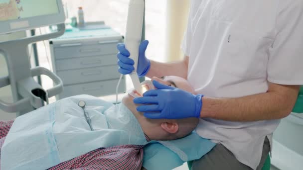 Dişçi Hastaların Dişlerini Tarıyor — Stok video