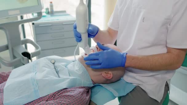 Diş Hekimi Hastanın Dişlerini Tarıyor — Stok video
