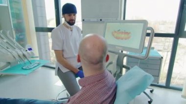 Hasta dişlerinin 3 boyutlu taramasını açıklayan diş hekimi