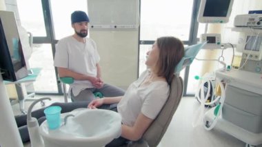 Diş hekiminde dişçi, hasta ve hemşire.