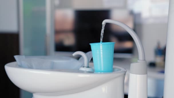 Wasser Strömt Tasse Zahnarztpraxis — Stockvideo