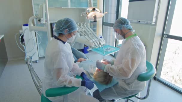 Tandläkare Och Sjuksköterska Som Behandlar Patienten Tandläkarmottagningen — Stockvideo